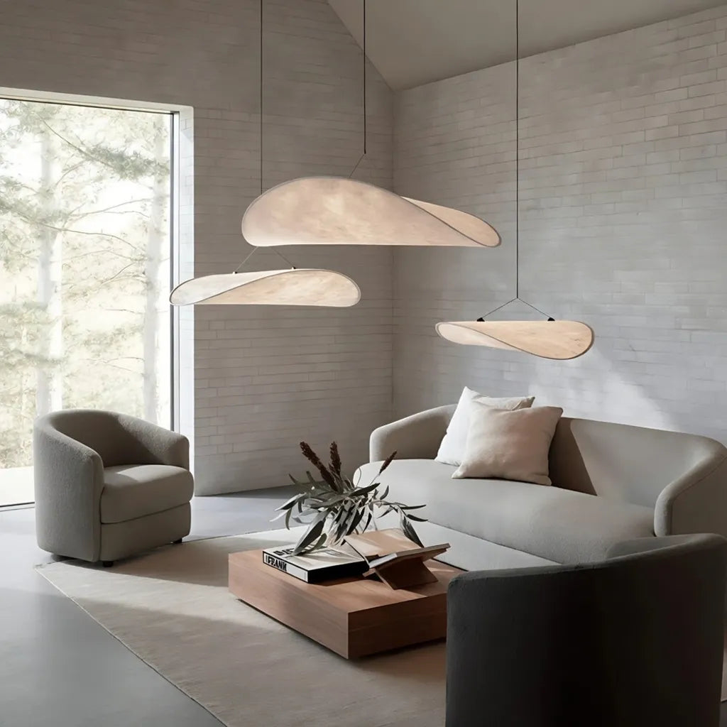 Pendelleuchte mit weichem Stoffschirm und skulpturalem, minimalistischem Design