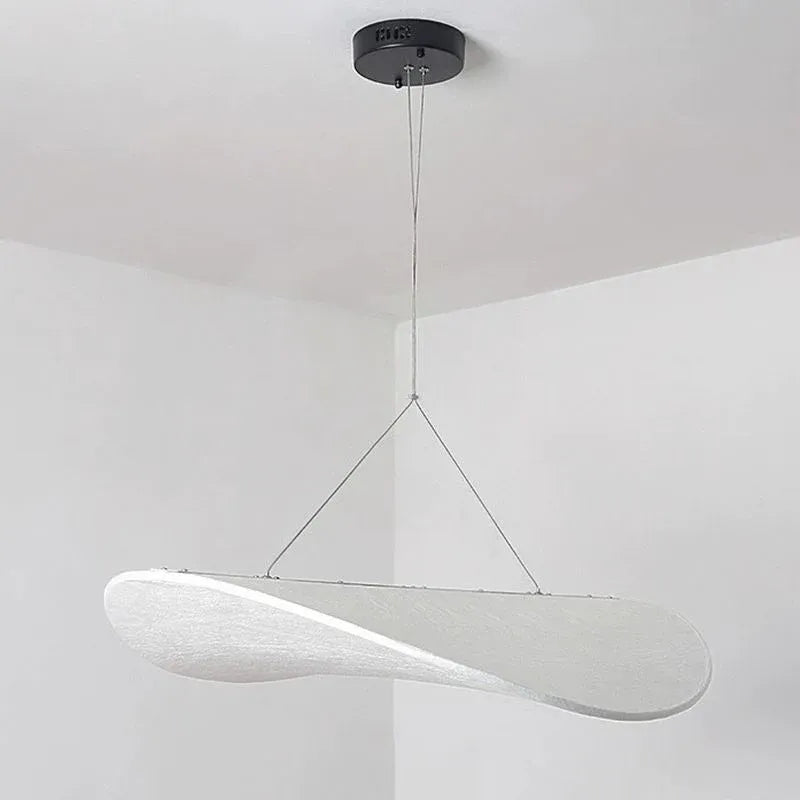 Pendelleuchte mit weichem Stoffschirm und skulpturalem, minimalistischem Design