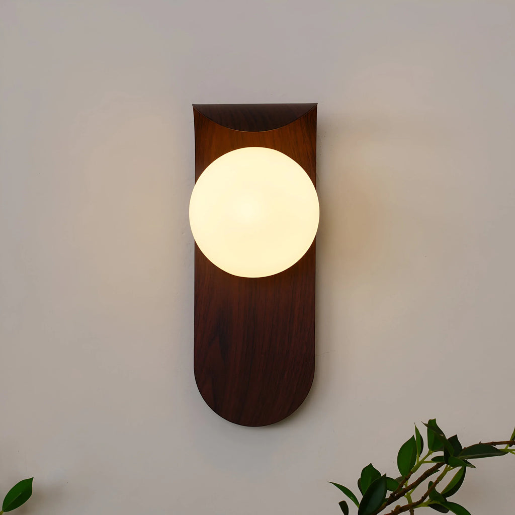Aplique de pared con globo esmerilado y detalle curvo para dormitorios y pasillos
