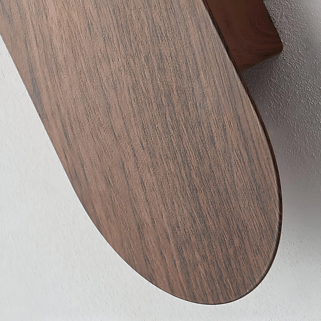Aplique de pared con globo esmerilado y detalle curvo para dormitorios y pasillos