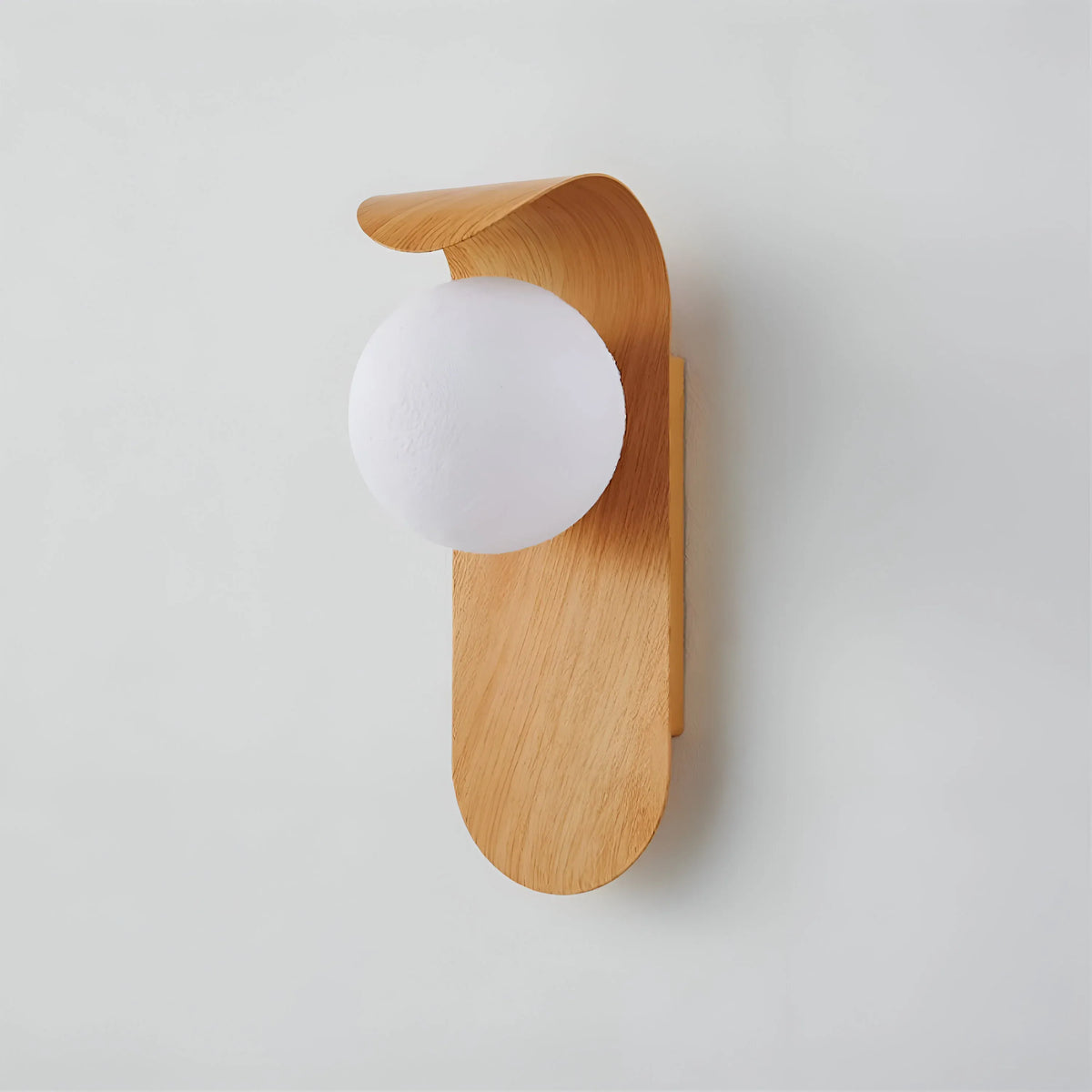 Aplique de pared con globo esmerilado y detalle curvo para dormitorios y pasillos