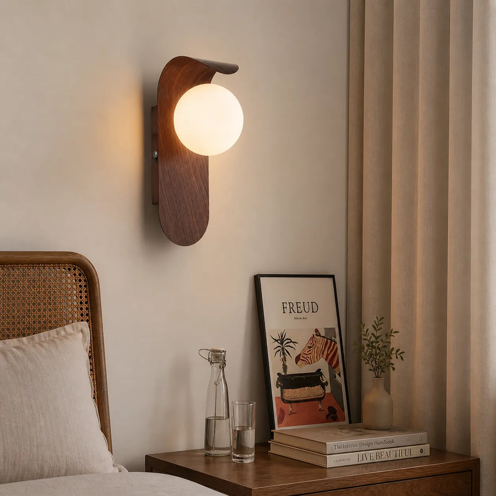 Aplique de pared con globo esmerilado y detalle curvo para dormitorios y pasillos
