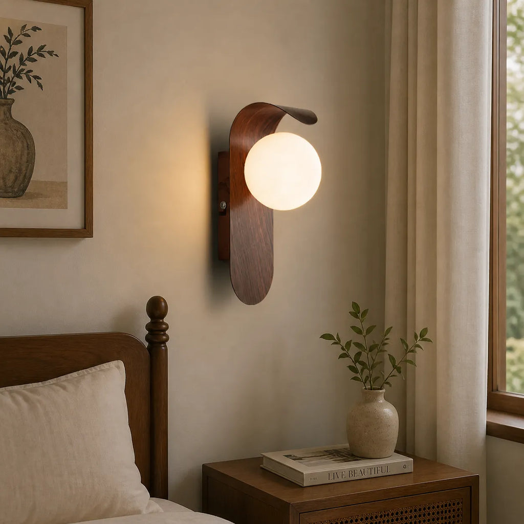 Aplique de pared con globo esmerilado y detalle curvo para dormitorios y pasillos