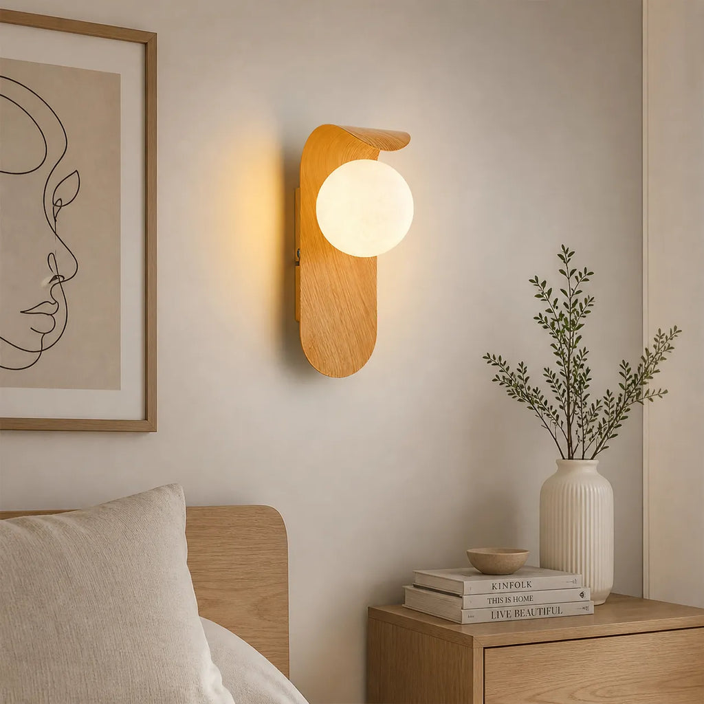 Aplique de pared con globo esmerilado y detalle curvo para dormitorios y pasillos