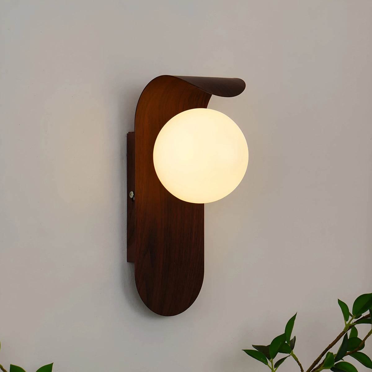 Aplique de pared con globo esmerilado y detalle curvo para dormitorios y pasillos