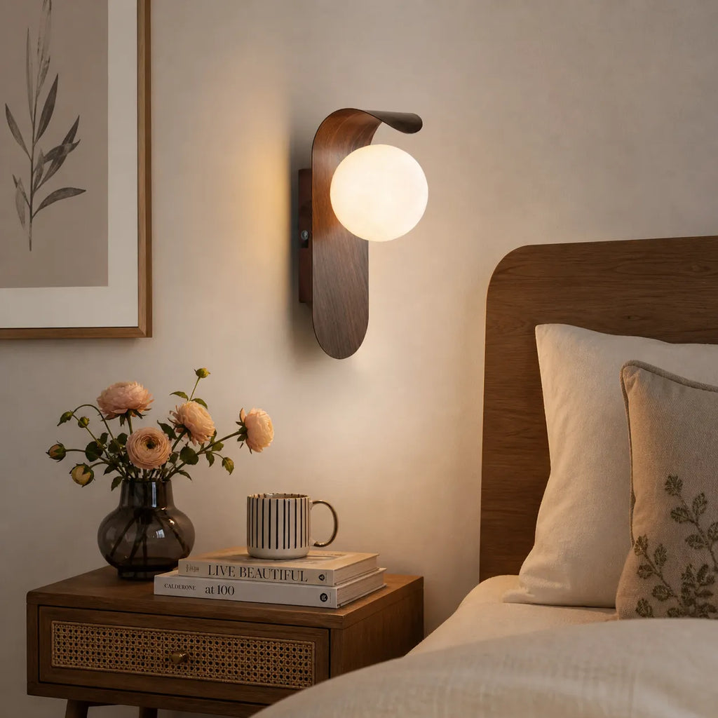 Aplique de pared con globo esmerilado y detalle curvo para dormitorios y pasillos