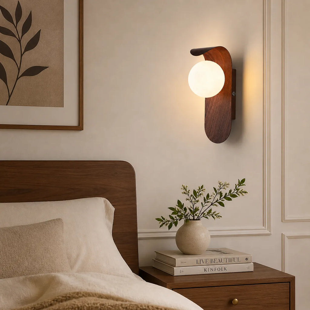 Aplique de pared con globo esmerilado y detalle curvo para dormitorios y pasillos