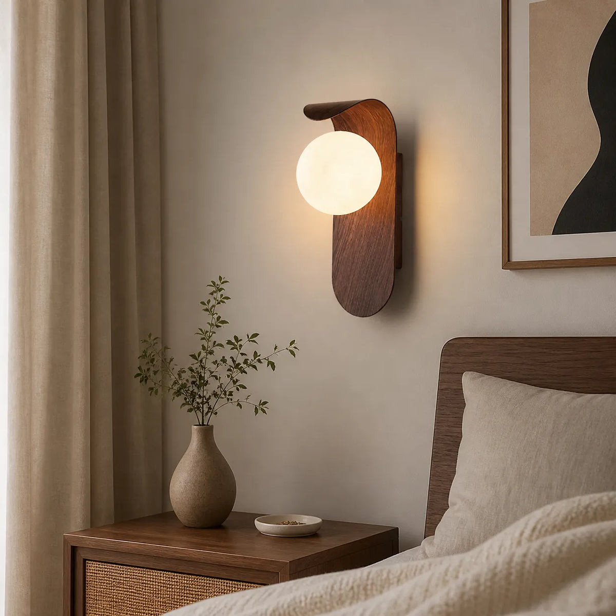 Aplique de pared con globo esmerilado y detalle curvo para dormitorios y pasillos