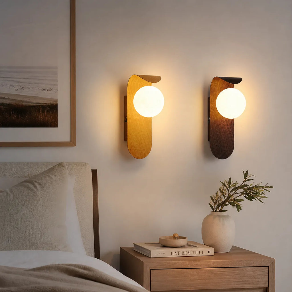 Aplique de pared con globo esmerilado y detalle curvo para dormitorios y pasillos