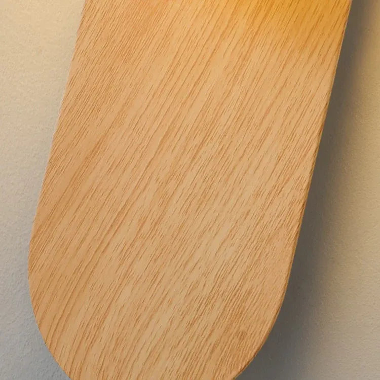 Aplique de pared con globo esmerilado y detalle curvo para dormitorios y pasillos