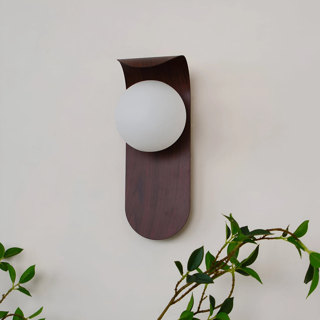 Aplique de pared con globo esmerilado y detalle curvo para dormitorios y pasillos