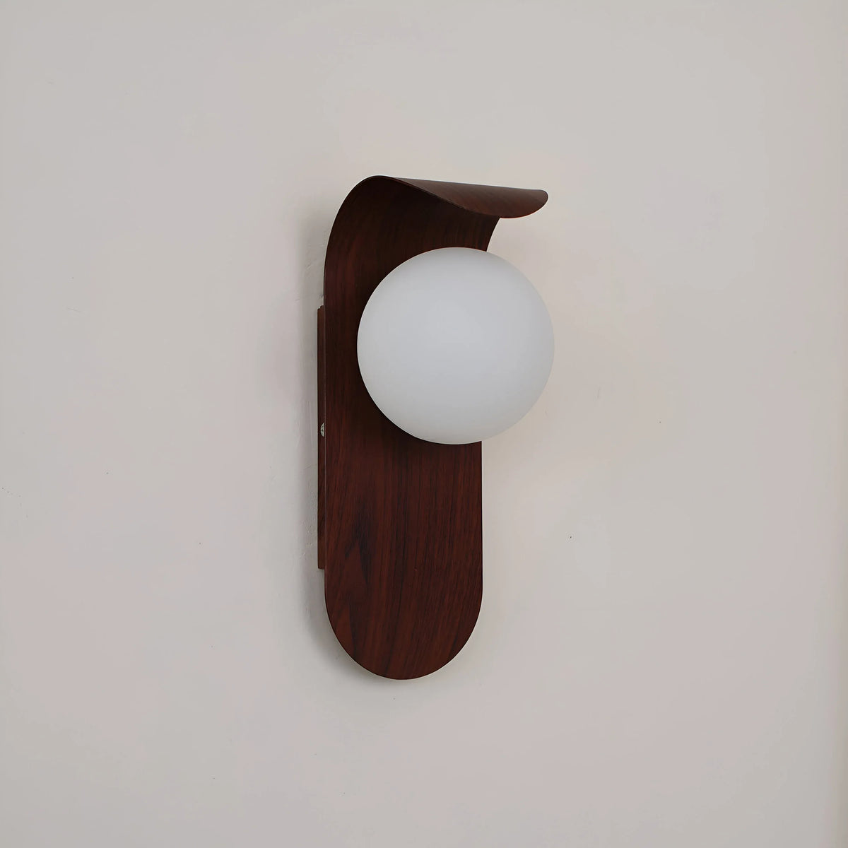 Aplique de pared con globo esmerilado y detalle curvo para dormitorios y pasillos