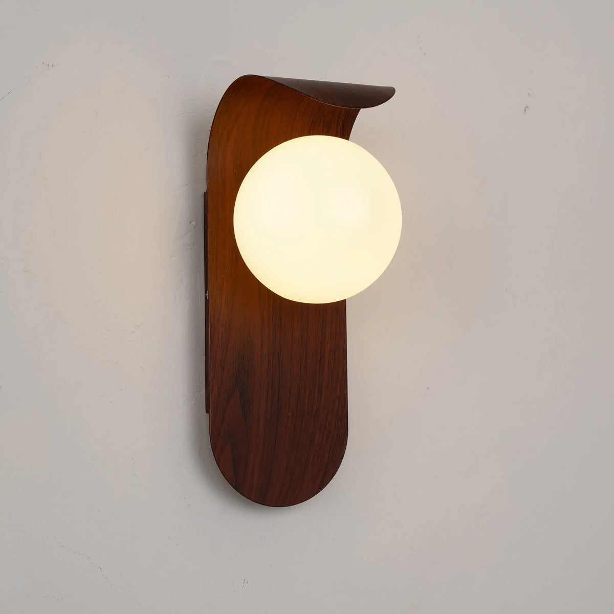 Aplique de pared con globo esmerilado y detalle curvo para dormitorios y pasillos