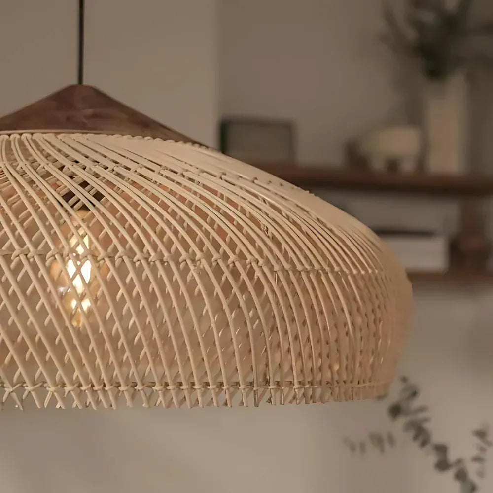Pendelleuchte mit handgeflochtenem Kuppelschirm aus Rattan und spiralförmiger Struktur