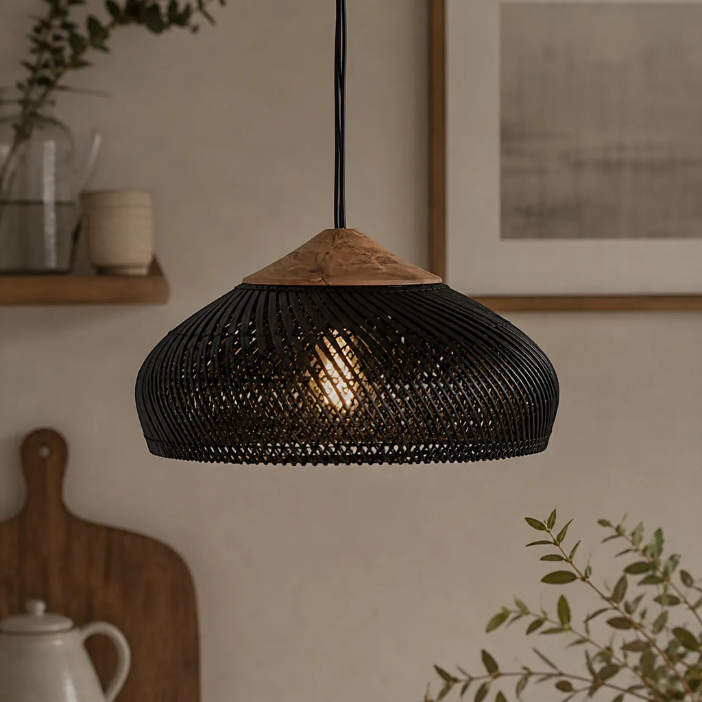 Pendelleuchte mit handgeflochtenem Kuppelschirm aus Rattan und spiralförmiger Struktur