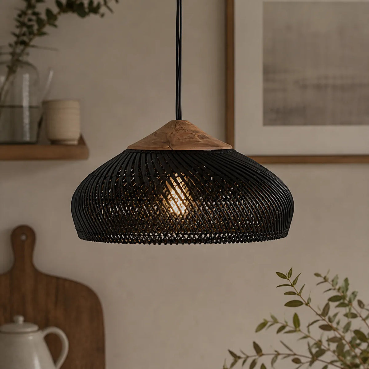 Pendelleuchte mit handgeflochtenem Kuppelschirm aus Rattan und spiralförmiger Struktur