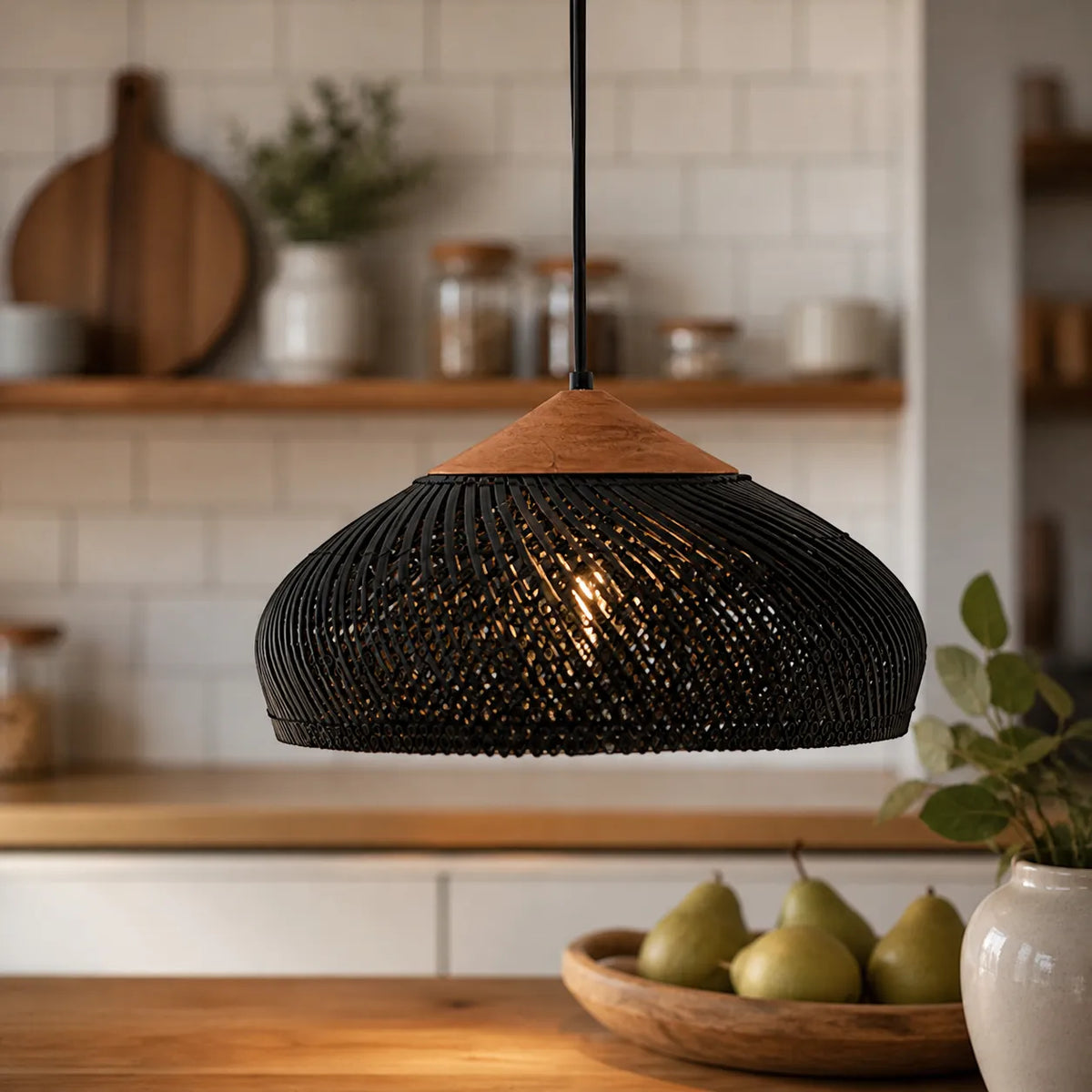 Pendelleuchte mit handgeflochtenem Kuppelschirm aus Rattan und spiralförmiger Struktur