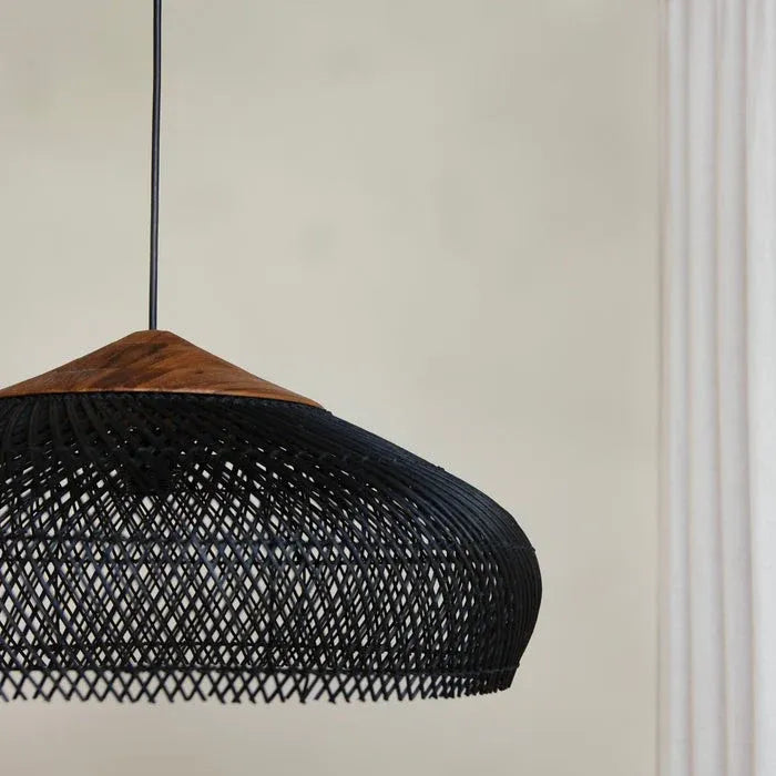 Pendelleuchte mit handgeflochtenem Kuppelschirm aus Rattan und spiralförmiger Struktur