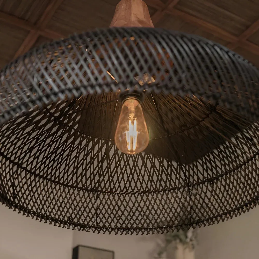 Pendelleuchte mit handgeflochtenem Kuppelschirm aus Rattan und spiralförmiger Struktur