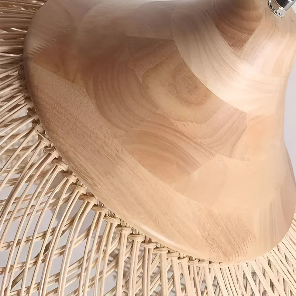 Pendelleuchte mit handgeflochtenem Kuppelschirm aus Rattan und spiralförmiger Struktur