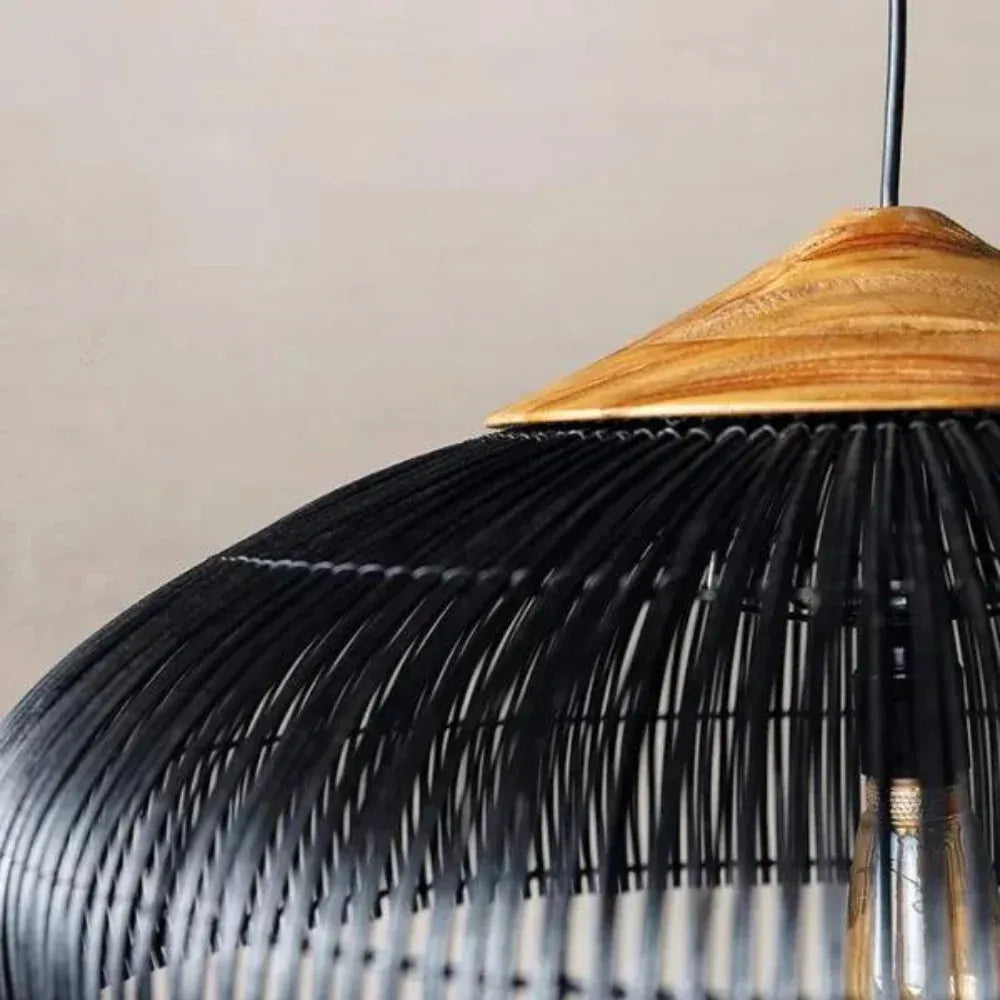 Pendelleuchte mit handgeflochtenem Kuppelschirm aus Rattan und spiralförmiger Struktur