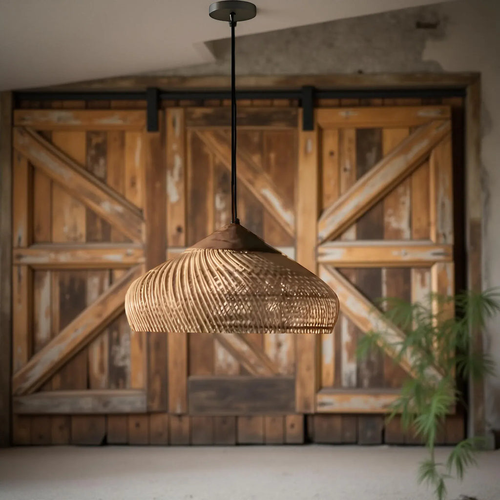 Pendelleuchte mit handgeflochtenem Kuppelschirm aus Rattan und spiralförmiger Struktur