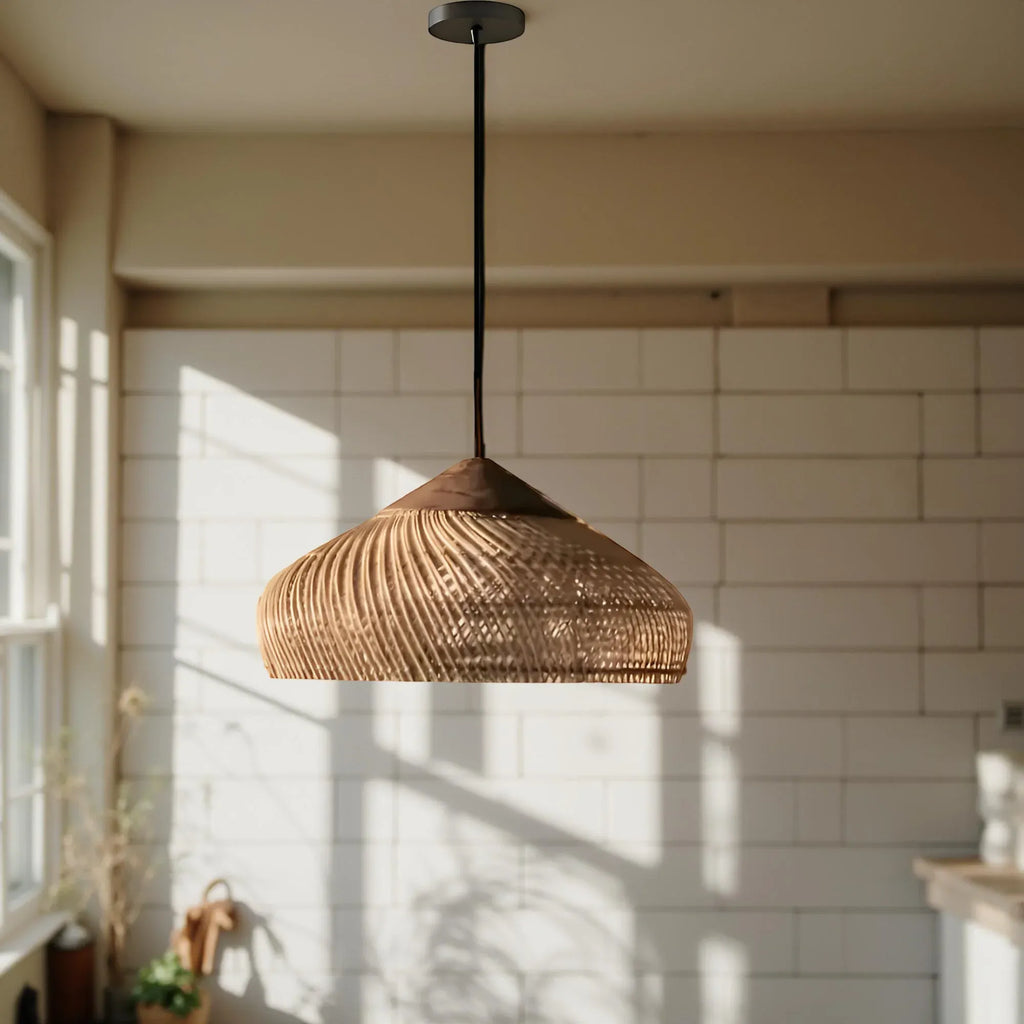 Pendelleuchte mit handgeflochtenem Kuppelschirm aus Rattan und spiralförmiger Struktur