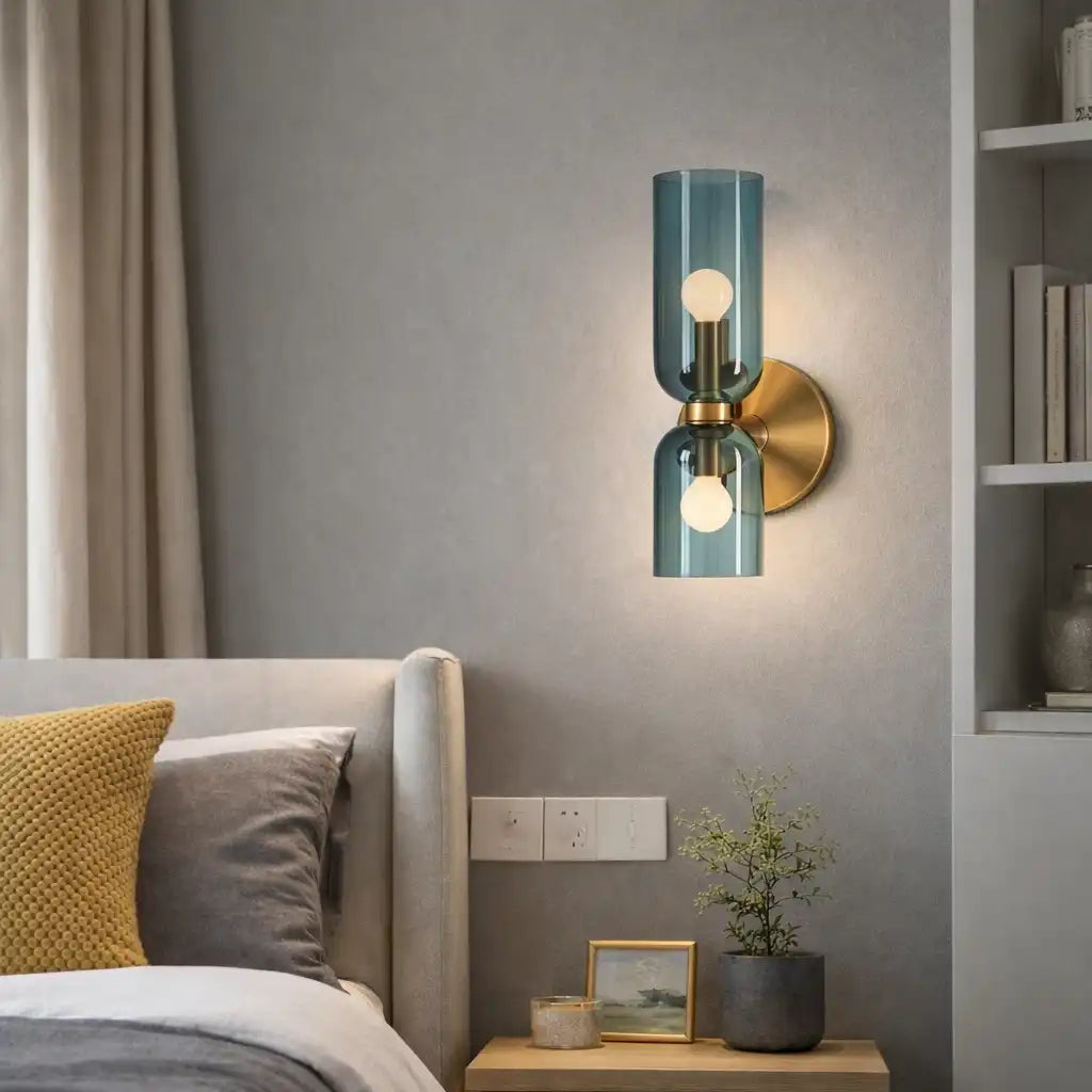 Wandleuchte mit zwei skulpturalen Glasschirmen, moderne zeitgenössische Beleuchtung