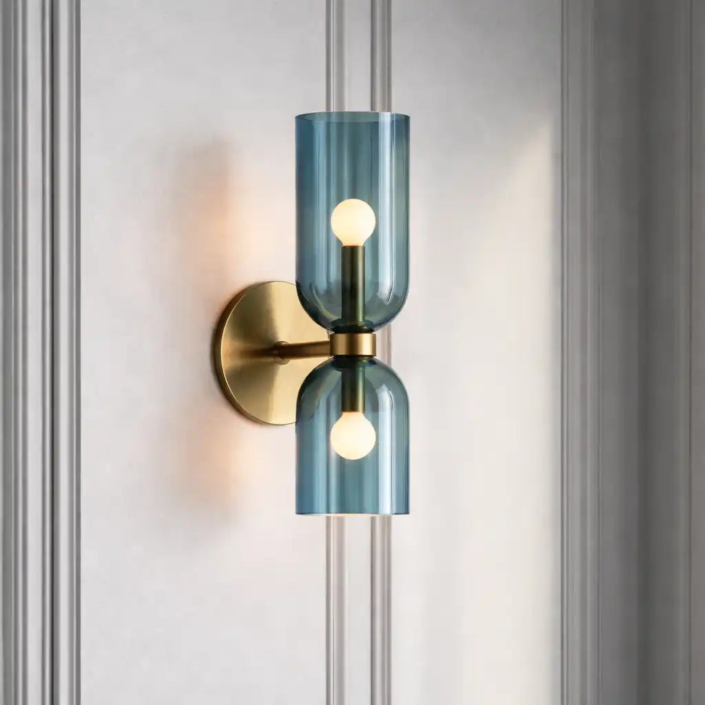 Wandleuchte mit zwei skulpturalen Glasschirmen, moderne zeitgenössische Beleuchtung